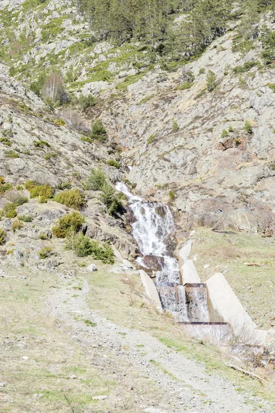 Wasserfall auf den Bergen — Stockfoto