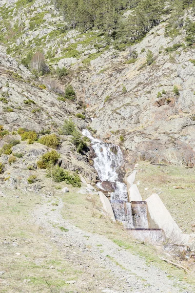 Cascata sulle montagne — Foto Stock