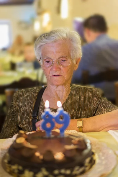 Gelukkige verjaardag van een oude dame Stockfoto