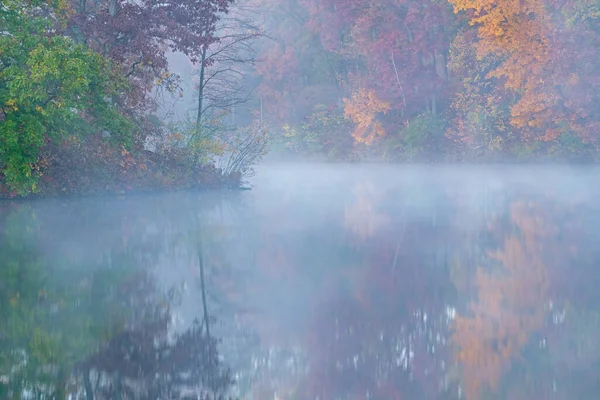 Foggy Høstlandskap Ved Eagle Lake Med Refleksjoner Stille Vann Fort – stockfoto