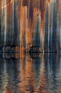 Mineral lekeli uçurum manzarası ve Superior Gölü 'nün aşınmış kumtaşı kıyı şeridi boyunca ilginç yansımalar, Resimli Kayalar Ulusal Lakeshore, Michigans Yukarı Yarımadası, ABD