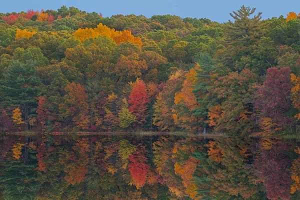 Podzimní Krajina Pobřeží Hall Lake Zrcadlovými Odlesky Klidné Vodě Yankee — Stock fotografie