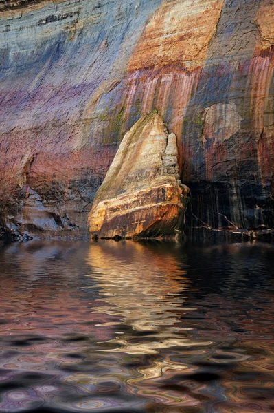 湖の浸食された砂岩の海岸線に沿った鉱物のステンドグラスの崖と興味深い反射の風景優れた 写真岩国立湖畔 ミシガン州アッパー半島 — ストック写真