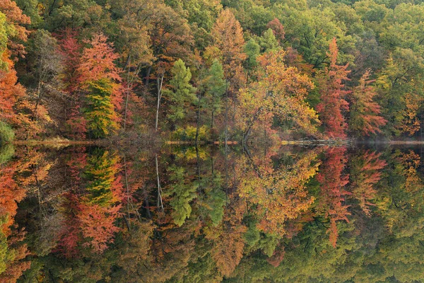 Hösten Landskap Stranden Hall Lake Med Speglade Reflektioner Lugnt Vatten — Stockfoto