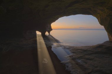 Güneşli bir deniz mağarası manzarası, Paradise Point, Superior Gölü, Michigans Yukarı Yarımadası, ABD
