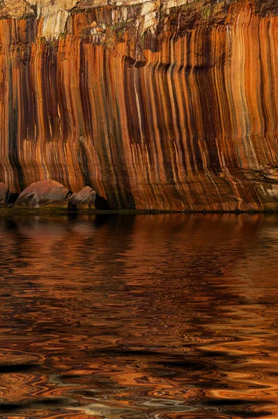 Paisagem Penhasco Mineral Manchado Reflexões Interessantes Longo Costa Arenito Erodido — Fotografia de Stock