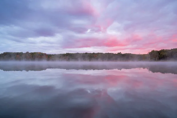 美国密歇根州扬基泉州立公园深湖海岸线黎明时分的多雾的秋天风景 — 图库照片