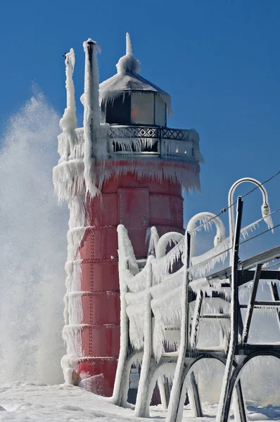 Зимний Пейзаж Южного Хэйвена Мичиган Маяк Брызгающей Волной Озеро Мичиган — стоковое фото