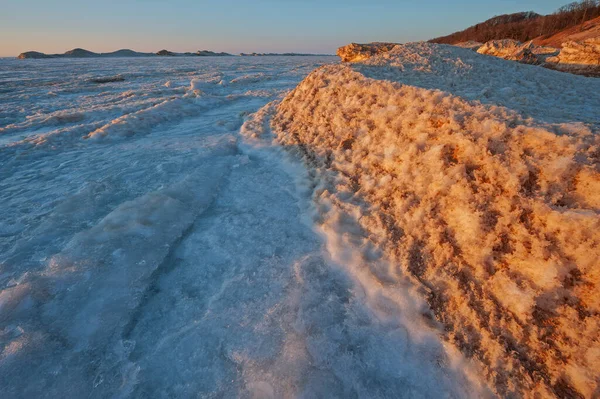Zimowy Krajobraz Zamarzniętej Linii Brzegowej Jeziora Michigan Przy Zachodzie Słońca — Zdjęcie stockowe
