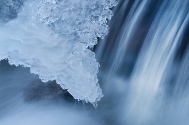 Buz çerçeveli kış şelalesinin manzarası ve hareket bulanıklığı, Orangeville Creek, Michigan, ABD