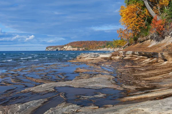National Lakeshore, Michigan 'ın Yukarı Yarımadası, ABD' de bulunan Pictured Rocks National Lakeshore 'da bulunan Superior Gölü' nün kumtaşı kıyı şeridinin sonbahar manzarası