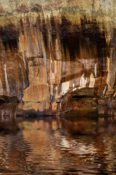 스테인드 절벽의 풍경과 슈피리어 호수의 안선을 펼쳐지는 Pictured Rocks National — 스톡 사진
