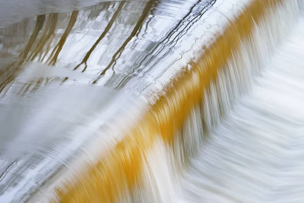 Pejzaż Kaskadą Battle Creek River Uchwyconą Rozmyciem Ruchu Abstrakcyjnymi Odbiciami — Zdjęcie stockowe