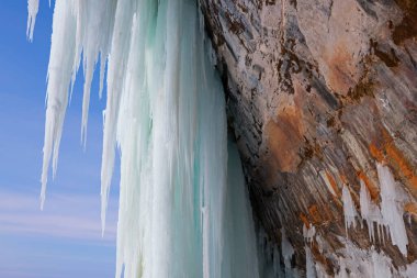 Gün doğumunda bir buz mağarası manzarası, Grand Island Ulusal Rekreasyon Alanı, Lake Superior, Michigan 'ın Yukarı Yarımadası, ABD