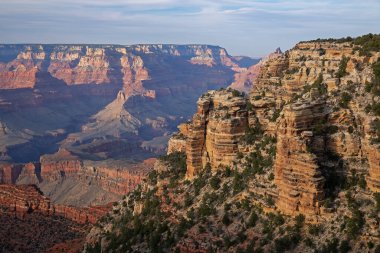 Güney Rim 'in manzarası, Büyük Kanyon Ulusal Parkı günbatımından kısa bir süre önce, Arizona, ABD