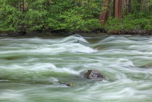 Frühlingslandschaft Des Merced River Aufgenommen Mit Bewegungsunschärfe Yosemite National Park — Stockfoto