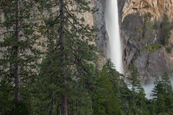 Yosemite Şelaleleri Nin Bahar Manzarası Hareket Bulanıklığıyla Görüntülendi Kozalaklı Ağaçlarla — Stok fotoğraf