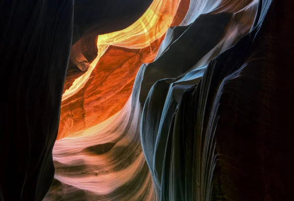 美国亚利桑那州 水坑沟槽峡谷的景观 阳光反射下闪闪发光 — 图库照片