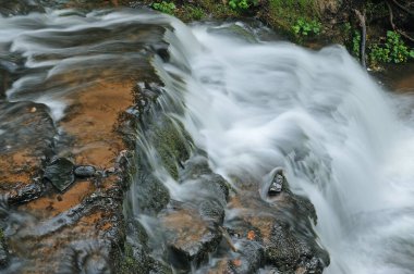 Yukarı Wagner Falls 'un bahar manzarası hareket bulanıklığı, Hiawatha Ulusal Ormanı, Michigan' ın Yukarı Yarımadası, ABD