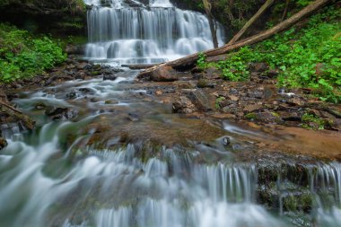Wagner Falls 'un bahar manzarası hareket bulanıklığı, Hiawatha Ulusal Ormanı, Michigan' ın Yukarı Yarımadası, ABD
