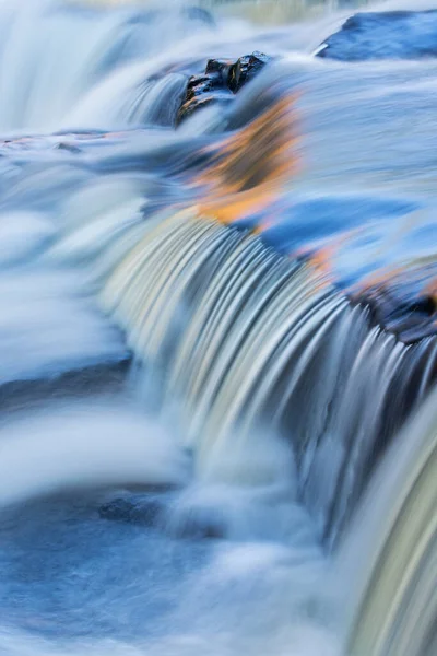 Paisaje Una Cascada Bond Falls Capturado Con Desenfoque Movimiento Iluminado — Foto de Stock