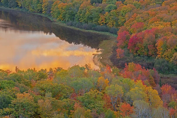 Herfst Landschap Bij Dageraad Met Reflecties Rustig Water Lake Clouds — Stockfoto