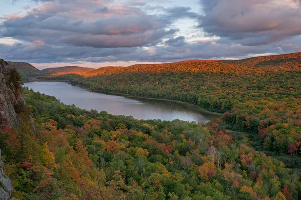 Őszi Táj Naplementekor Felhők Tava Sündisznó Hegység Wilderness State Park — Stock Fotó