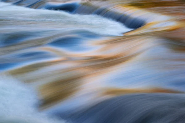 Pejzaż Wodospadu Bond Falls Ruchomą Plamą Oświetlony Odbijającym Się Kolorem — Zdjęcie stockowe