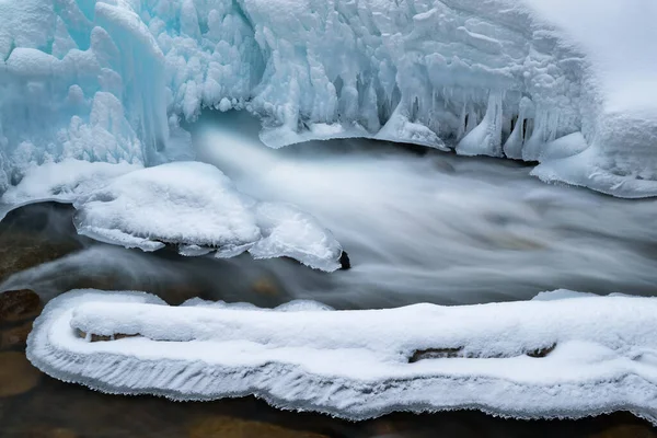 Kış Manzarası Hareket Bulanıklığı Mavi Buz Çerçeveli Bir Şelale Gull — Stok fotoğraf