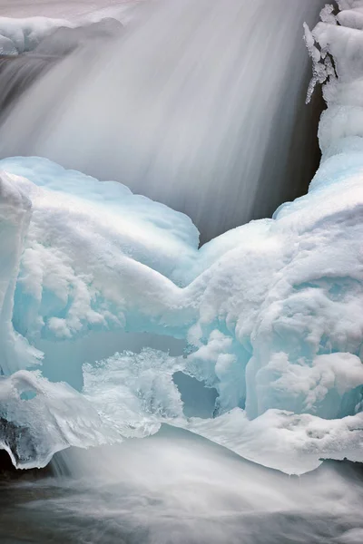 Winterlandschaft Einer Kaskade Aufgenommen Mit Bewegungsunschärfe Und Eingerahmt Von Blauem — Stockfoto