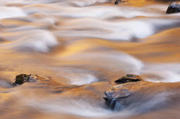 Tájkép Little River Rögzített Mozgás Elmosódott Világít Tükröződő Szín Napsütötte — Stock Fotó