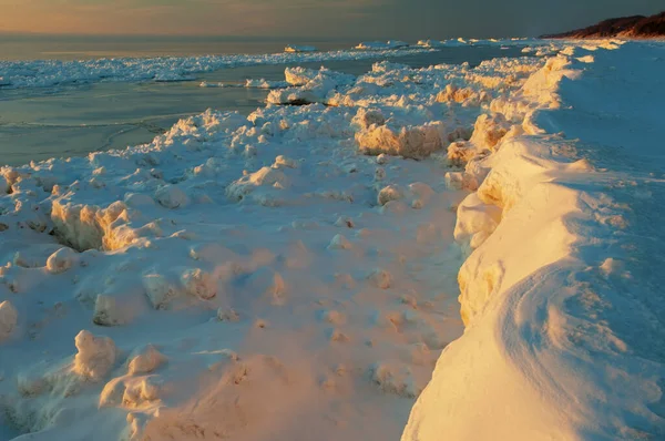 Zimní Krajina Zamrzlého Pobřeží Jezera Michigan Při Západu Slunce Saugatuck — Stock fotografie