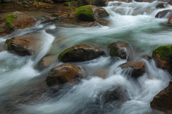 美国田纳西州大烟山国家公园大溪上的急流和瀑布夏季景观 — 图库照片