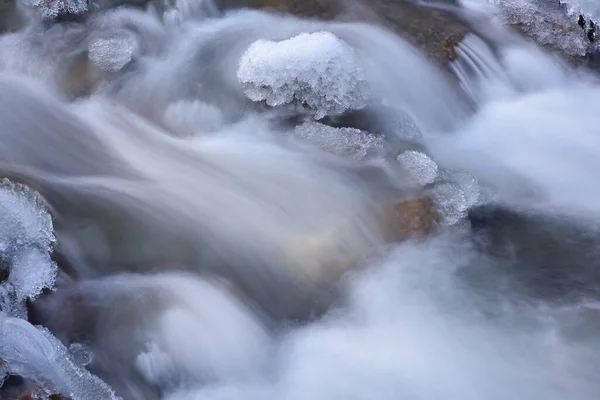 Зимний Пейзаж Боулдер Крик Запечатлённый Размытием Движения Обрамлённый Льдом Скалистые — стоковое фото