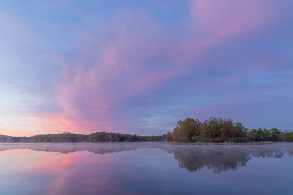 Landschaft Morgengrauen Des Nebligen Frühlingshaften Ufers Des Whitford Lake Mit — Stockfoto