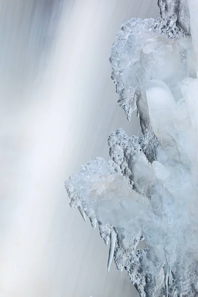 Paisagem Cachoeira Inverno Emoldurada Por Gelo Capturada Com Borrão Movimento — Fotografia de Stock