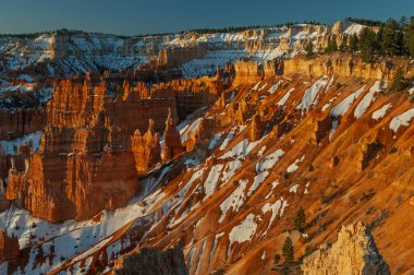 Bryce Canyon Ulusal Parkı, Utah, ABD 'nin kabadayılarının gündoğumundan kısa bir süre sonra kış manzarası 