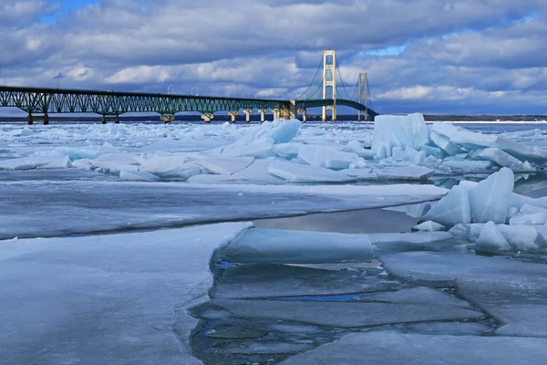 Winter Landscape Blue Ice Shards Mackinac Bridge Straits Mackinac Lake — Stock Photo, Image