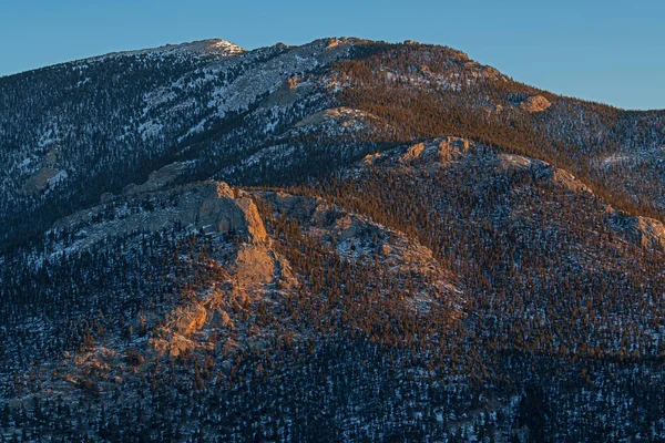 冬の風景 アメリカ コロラド州 ロッキーマウンテン国立公園 雪の山の日の出 ストック写真