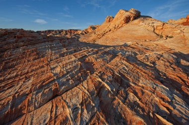 Güneş doğduktan kısa bir süre sonra Rocky Çölü manzarası, Valley of Fire State Park, Nevada, ABD