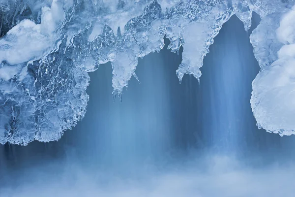 Landschap Van Winter Waterval Omlijst Door Ijs Gevangen Met Bewegingsvervaging — Stockfoto