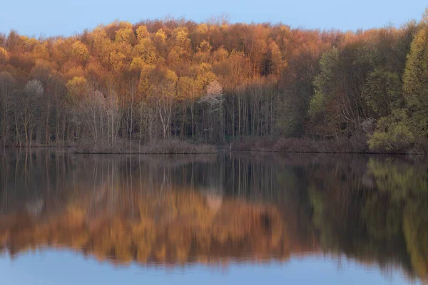 Spring Landscape Shoreline Twin Lakes Mirrored Reflections Calm Water Sunrise — Stock Photo, Image