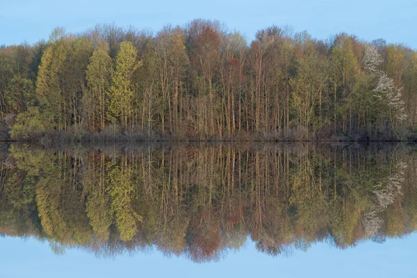 Frühlingslandschaft Der Küste Der Twin Lakes Mit Spiegelnden Spiegelungen Ruhigem — Stockfoto