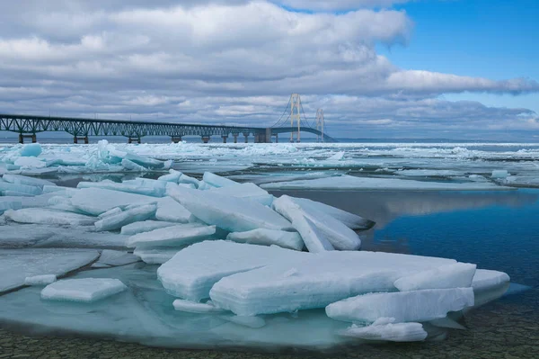 Téli Táj Kék Jégszilánkok Mackinac Híd Szorosok Mackinac Lake Michigan — Stock Fotó