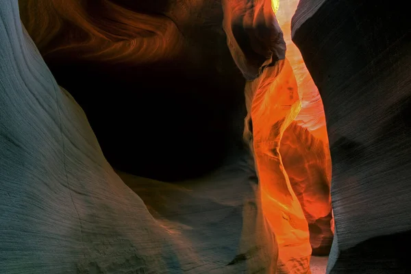 Landschap Van Watergaten Slot Canyon Gloeien Met Gereflecteerd Zonlicht Arizona — Stockfoto