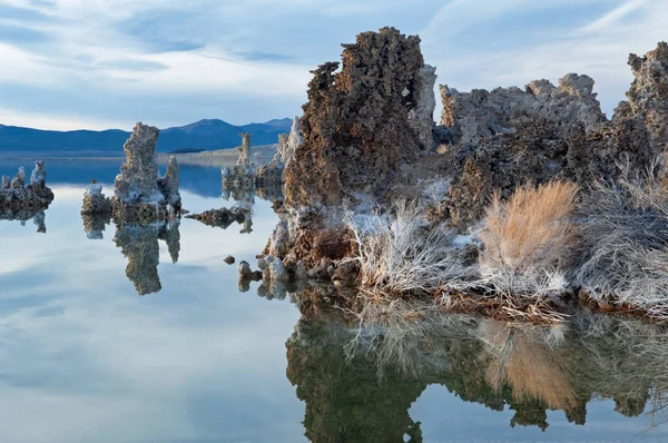 Krajina Mono Lake Tufa Útvary Odrazy Klidné Vodě Východní Sierra — Stock fotografie