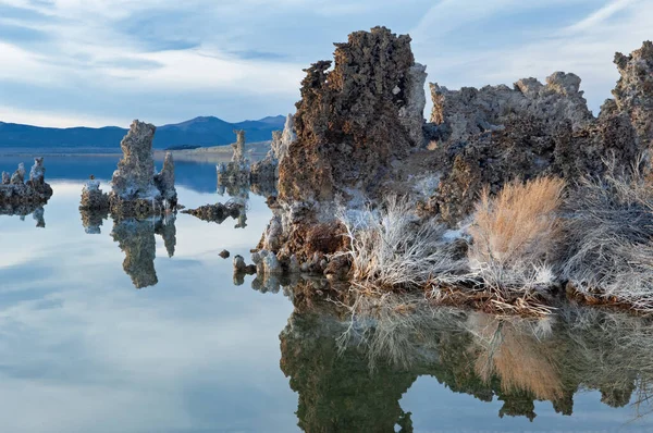 Paesaggio Del Lago Mono Con Formazioni Tufo Riflessi Acque Calme — Foto Stock