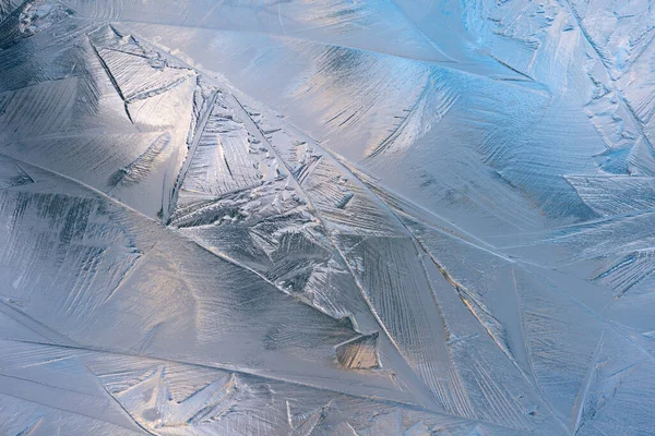 美国密歇根州卡斯特堡州立公园鹰湖 一个抽象的银色和蓝色冰纹的冬季特写 — 图库照片