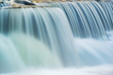 ABD 'nin Michigan, Rabbit Nehri' ndeki bir şelalenin bulanık hareketiyle çekilen manzara