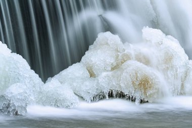 Tavşan Nehri Şelalesinin kış manzarası hareket bulanıklığı ile yakalandı ve Michigan, ABD 'de buzla çerçevelendi.